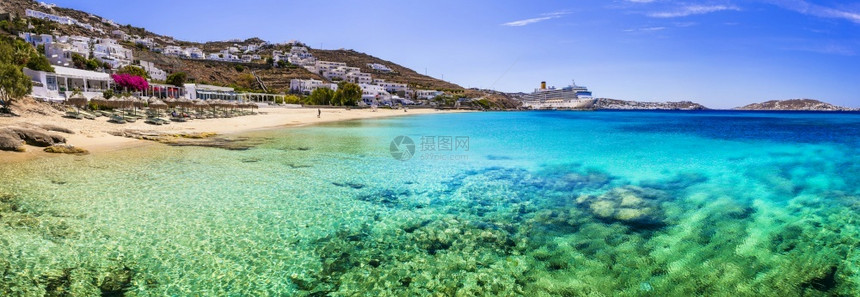 水海洋新港景附近的美科诺斯岛风景海滩美丽的AgiosStefanos与大型游轮班希腊Cyclades旅行夏天图片