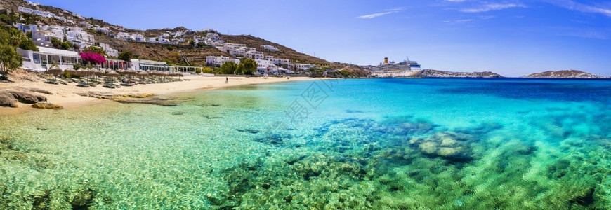 水海洋新港景附近的美科诺斯岛风景海滩美丽的AgiosStefanos与大型游轮班希腊Cyclades旅行夏天背景图片