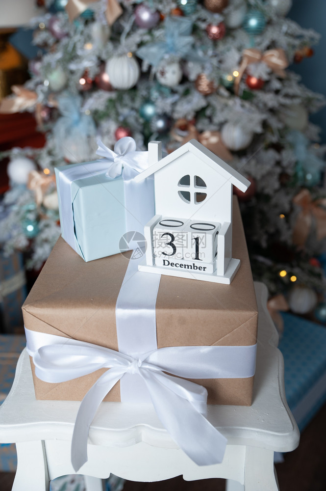 卡片木制的乡村新年树背景上绑带丝的礼品盒12月3日交付的木历新年象征12月3日图片