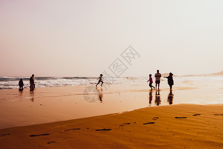 卡尔帕兹在塞浦路斯卡帕西亚美丽的沙金色海滩玩耍的人气中捕捉环影女孩橙背景图片