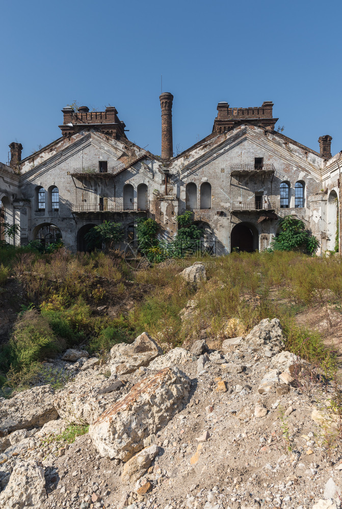 乌克兰敖德萨的老旧废弃工业厂Krayan日夏阳光明媚乌克兰旧废弃工业厂堕落垃圾摇滚砖图片