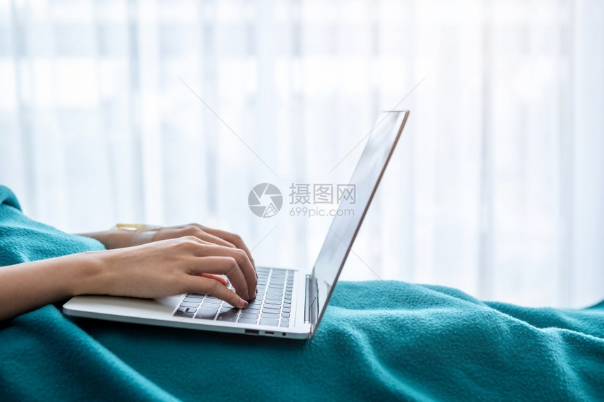 疾病女士生的关闭在房间医院背景病时工作概念的床上使用膝型计算机的工作以生病时间从事工作图片
