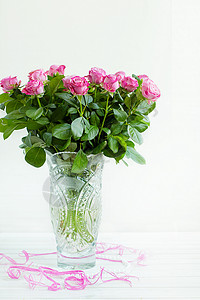 垂直构图无人白色背景的晶体花瓶中玫瑰束晶体瓶中的玫瑰束质地背景图片