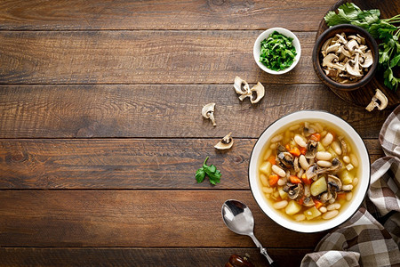 芸豆土和胡萝卜蘑菇汤顶视图复制空间勺子晒干吃图片