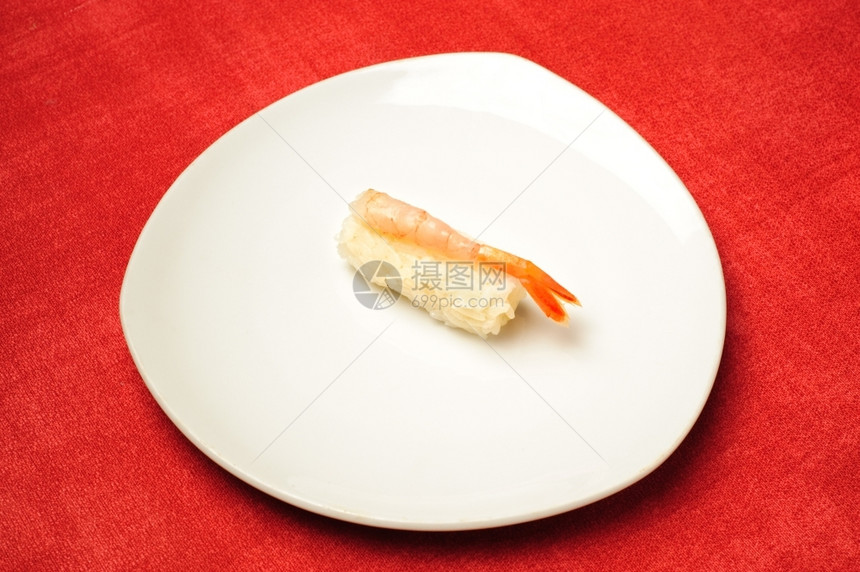 美食一份鸡尾酒虾握寿司在白盘鸡尾酒虾握寿司日本孤独图片