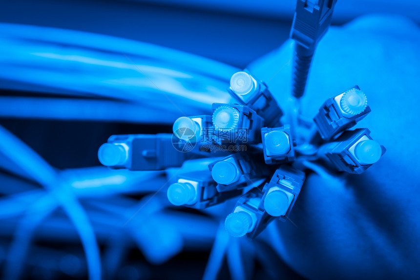 数字的节点支持管理者手一连串光纤电缆和接器的图片