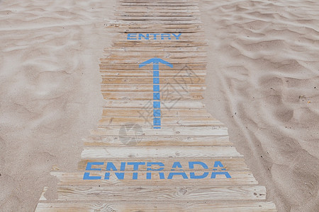 地中海指着滩入口处的木制行道上箭头标志物地平线图片