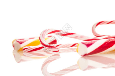 甜的传统圣诞节白色孤立背景上的彩色糖果照片infotooltip图片