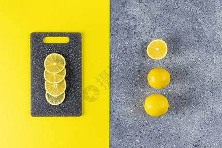 切割茶灰色终极和发光的紫趋势柠檬和灰黄桌面切片板的创意食物背景目的图片