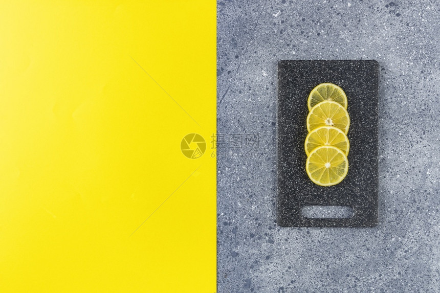 准备有创造力的茶灰色终极和发光的紫趋势柠檬和灰黄桌面切片板的创意食物背景图片