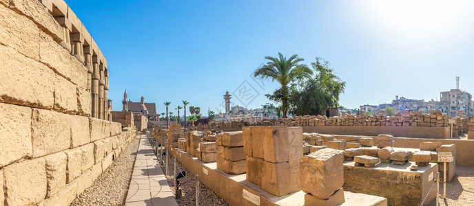 宗教的老卢克索寺庙埃及卢克索寺石碑的废墟全景雕刻图片