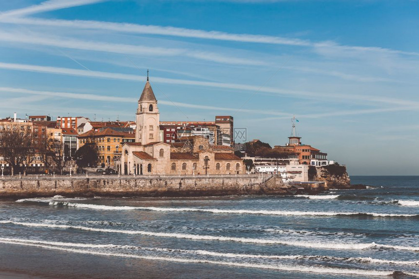 西班牙语假期历史圣洛伦佐海洋滩和西班牙北部阿斯图里亚州吉琼圣佩德罗教堂的景象图片
