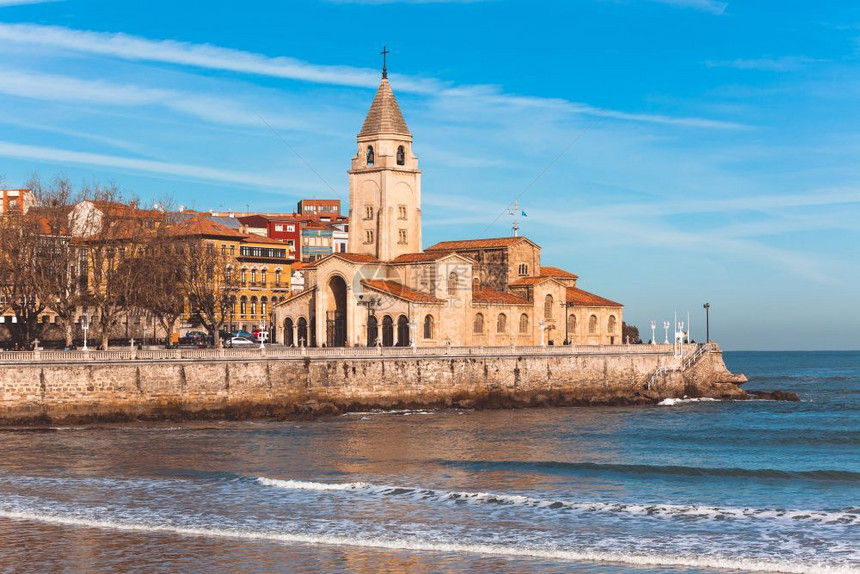 海岸比斯开圣洛伦佐海洋滩和西班牙北部阿斯图里亚州吉琼圣佩德罗教堂的景象图片