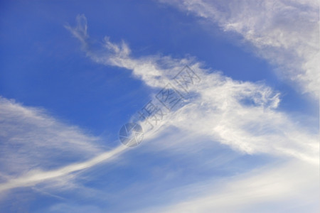 天蓝色拉长的空下秋长的平流层云清除图片