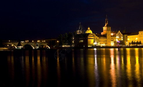 灯夜晚在布拉格的查尔斯桥美丽景色捷克语图片