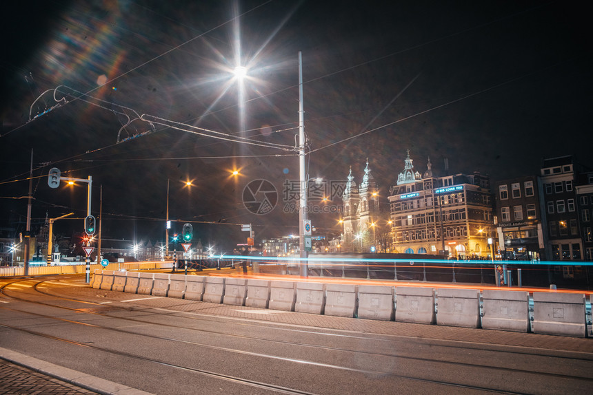 夜间欧洲资本的特雷姆光线足迹街道电车老的图片