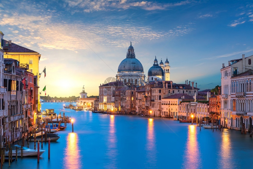 意大利威尼斯日落时分大运河上圣玛利亚高礼穹顶的景象城市橙天空图片