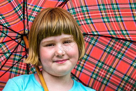 季节掉出来红雨伞下的金发女孩雨量图片