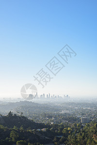 景观玻璃天空洛杉矶市下城摩天大楼在雾多云的一天图片