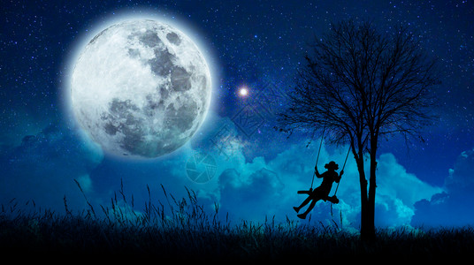 儿童满月照草星女孩们在繁中摇晃夜里满月幻想设计图片
