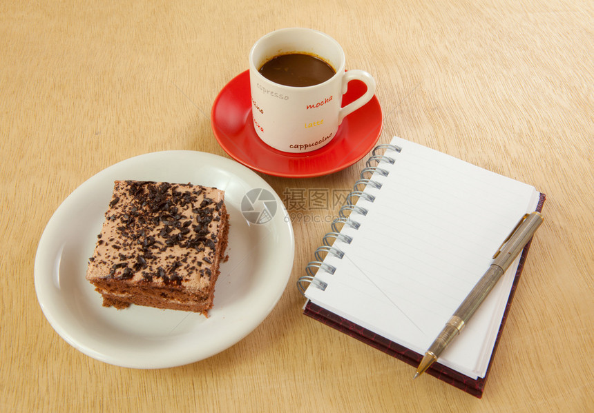 盘子白色的美味木本底巧克力蛋糕和咖啡图片