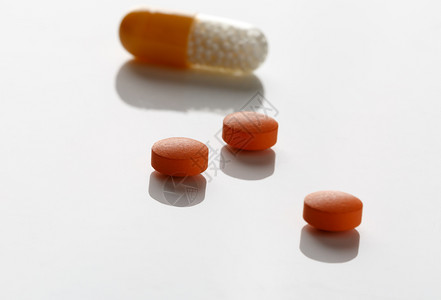 圆形的药片泡罩包装和白色药丸瓶背景中的药片泡罩包装和白色药片瓶店复制图片