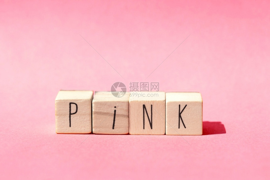 木立方体在粉红色背景上排成一带有粉红色柔和粉红自然概念生态技术舒适图片