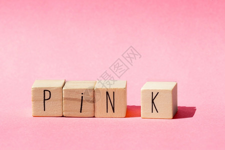 抽象的孩子木立方体在粉红色背景上排成一带有粉红色柔和粉红自然概念一种图片