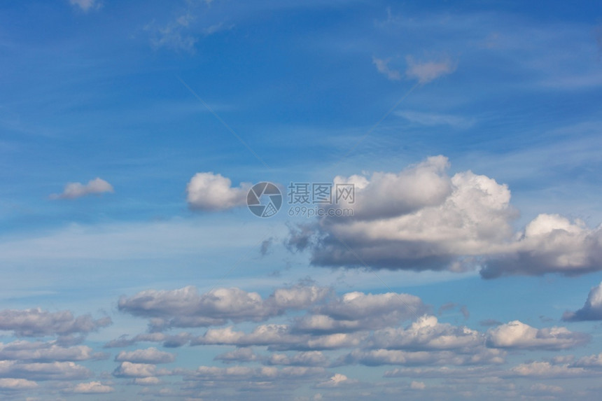 蓝色天空背景有白毛云的纹理漂浮在天空中的微细行飘浮在天空高处浅白云以有序的线条飘浮在明亮的蓝天上色穿过春天图片