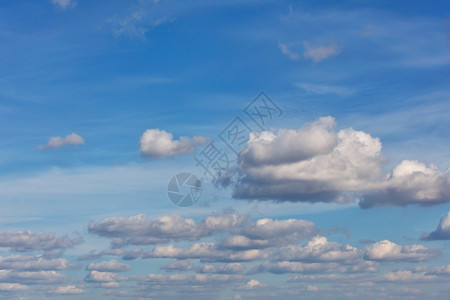蓝色天空背景有白毛云的纹理漂浮在天空中的微细行飘浮在天空高处浅白云以有序的线条飘浮在明亮的蓝天上色穿过春天背景图片