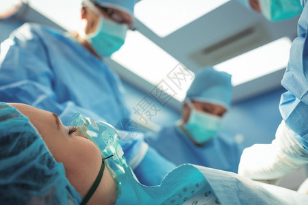 医院手术室进行手术的外科医生小组图片