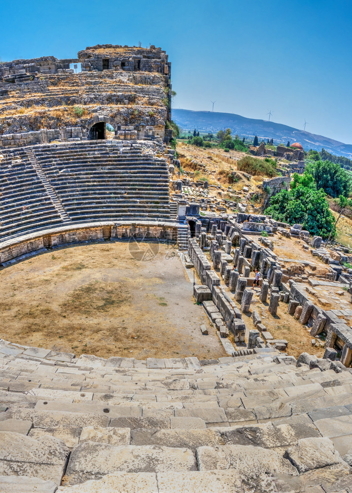 脚步土耳其希腊城市Miletus的古老剧院内地在阳光明媚的夏季日照耀土耳其Miletus古代剧院内地殖民化巨大图片