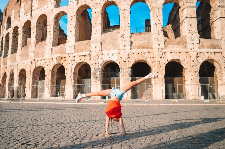 娱乐地标欧洲在罗马的Colosseum面前玩得开心的可爱活跃小姑娘意大利的小姑娘在罗曼大浩劫前图片