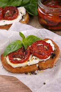 盘子Bruschetta与Feta和日晒番茄片十一调味品背景图片