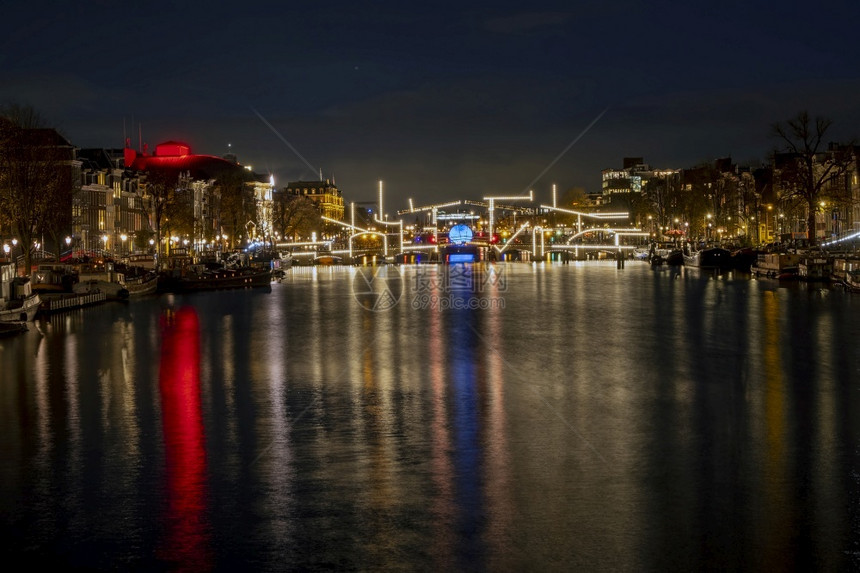 镇荷兰语晚上在阿姆斯特丹与明亮的小桥在荷兰的阿姆斯特丹圣誕节首都图片