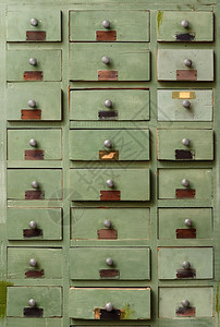 组织办公室背景和纹理古老的绿木柜子内有抽屉旧的木纸柜子内有抽屉拔出图片