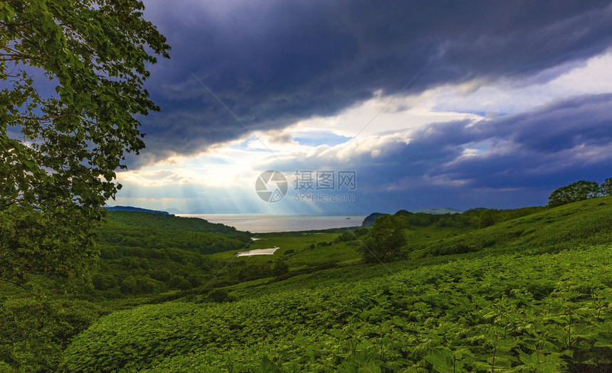 光线字段风暴以湖和带阳光的云为望向气候和大图象图片