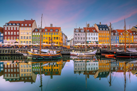 新港街道旅行丹麦哥本哈根市中心的风景在日落时著名的旧尼哈文港图片