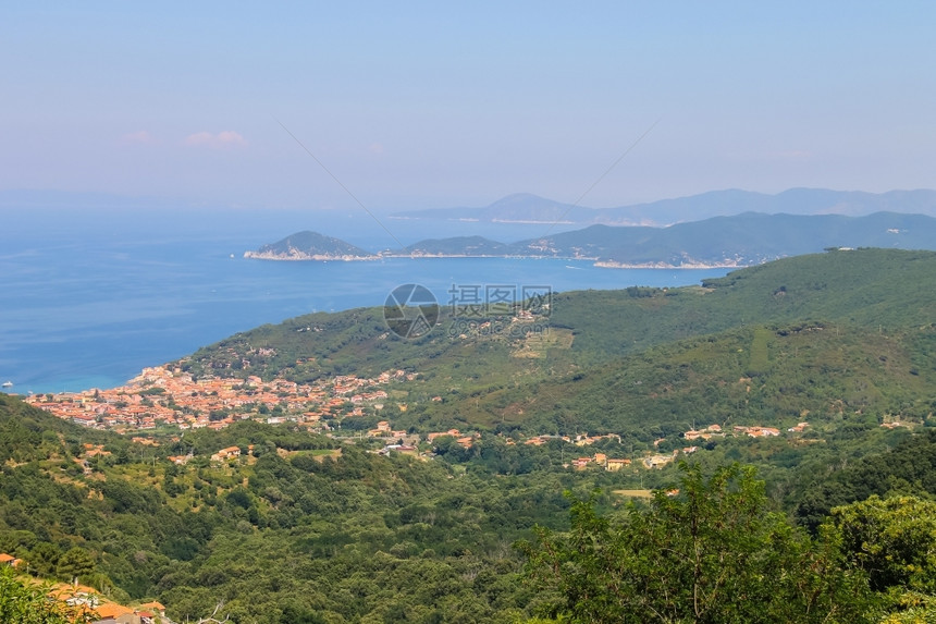 山光滑的意大利厄尔巴岛第勒尼安海岸MarcianaMarina全景从Marciana如画图片
