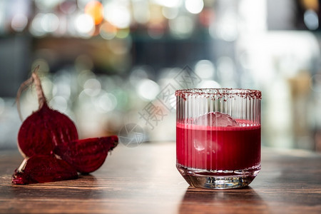寒冷的在木制桌上用优雅玻璃杯的酒精甜菜根鸡尾饮食谱图片