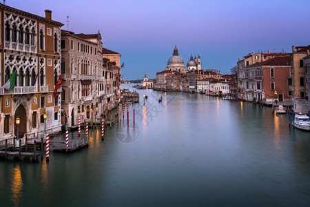 城市景观天际线大运河和意利威尼斯晚间圣玛丽亚德拉萨鲁特教堂渠道背景图片