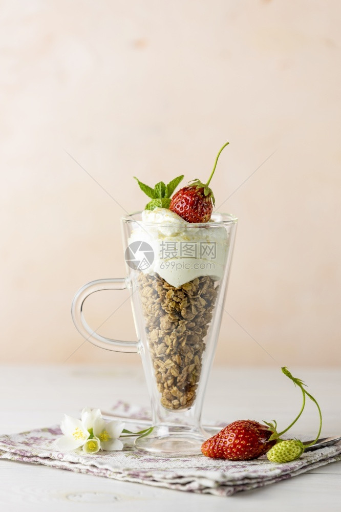 水果玻璃细菌一杯健康早餐加面粉和希腊酸奶将甜自制酸奶杯装满鲜熟的新草莓放在罐子里图片