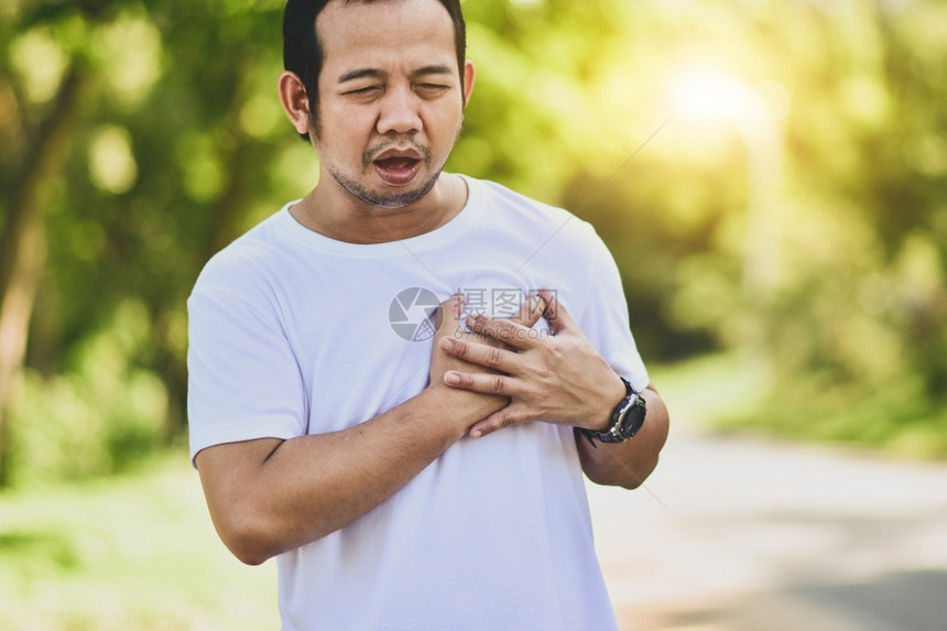 男子在运动时心脏病发作图片