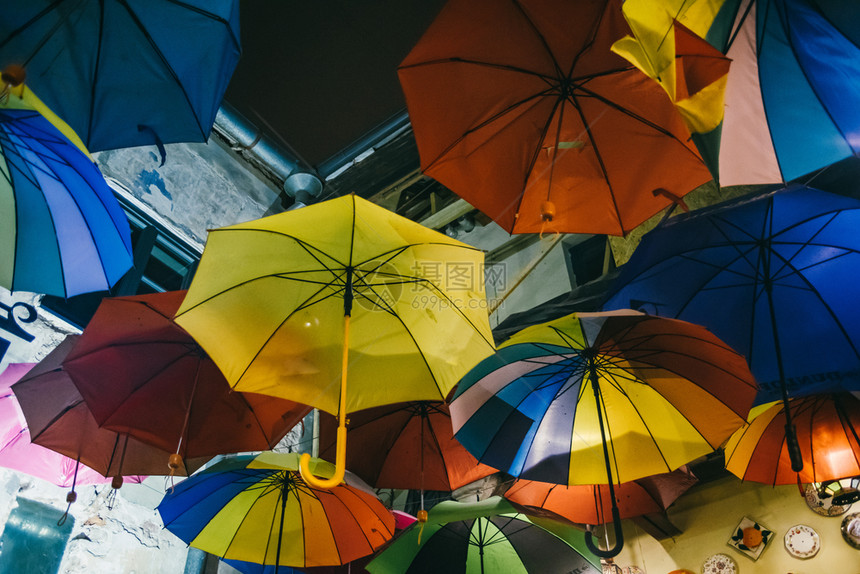 五彩缤纷欧洲街头装饰风格的多彩雨伞装饰品节日文化图片