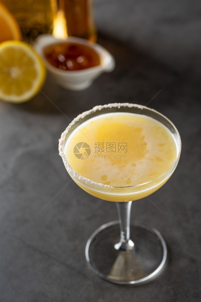 优雅新鲜的叶子深色石头背景中的豪华鸡尾酒配有柠檬和龙舌兰酒图片