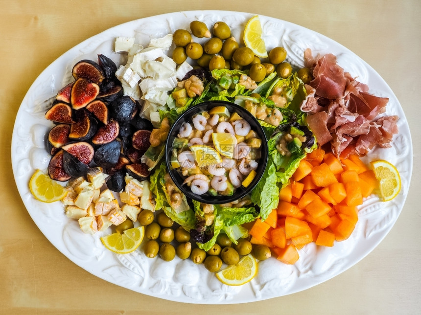 新鲜普通话美味健康的沙拉盘上加橄榄无花果图片