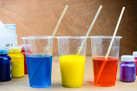 化学现代的杂交种在塑料杯中混合颜色环氧树脂以铸造稳定的木材和松锥合金图片