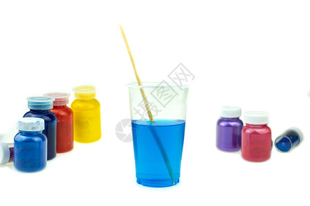 杂交种在塑料杯中混合颜色环氧树脂以铸造稳定的木材和松锥合金料过程图片