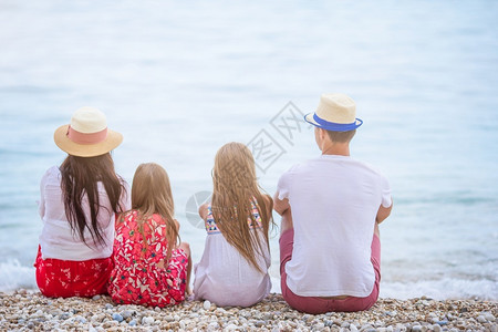 度假的年轻家庭玩得开心多了来去幸福女士海滨图片