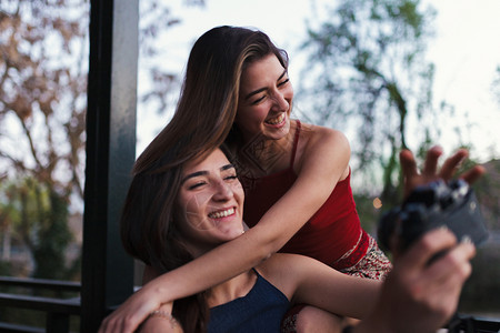 友谊每个春天两女青年晚上在阳台拍自图片